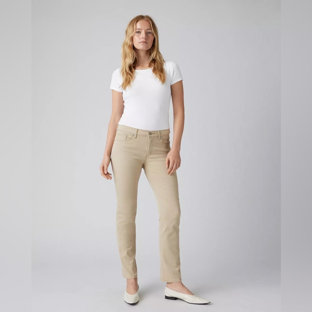 NWT LEVI’S SIZE 18 34x30‎ CLASSIC STRAIGHT leg FIT WOMEN'S JEANS safari tan